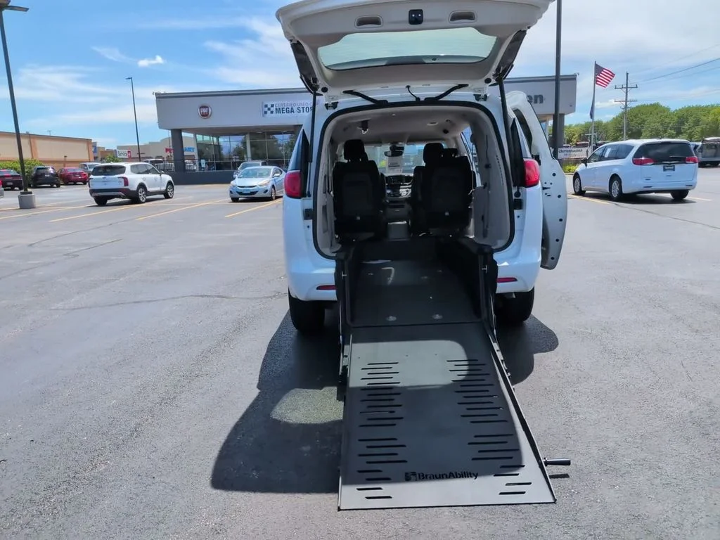 Used 2023 White Chrysler LX image 3