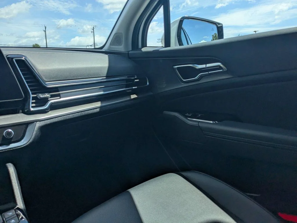 Used 2025 White Kia SX-Prestige image 17