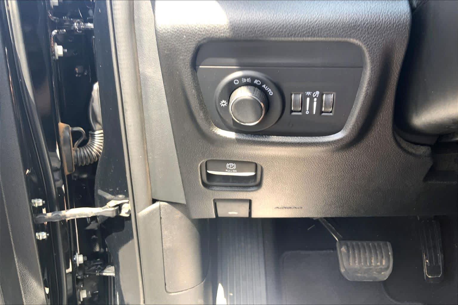 Used 2024 Diamond Black Crystal Pearlcoat Jeep Laredo image 36