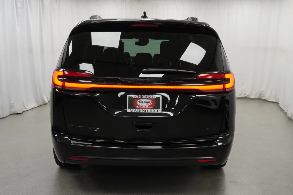 Used 2023 Black Chrysler Touring L image 20