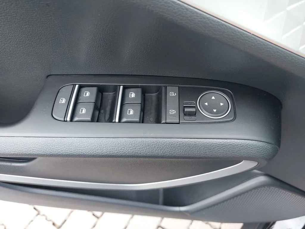 Used 2025 Black Kia LX image 27