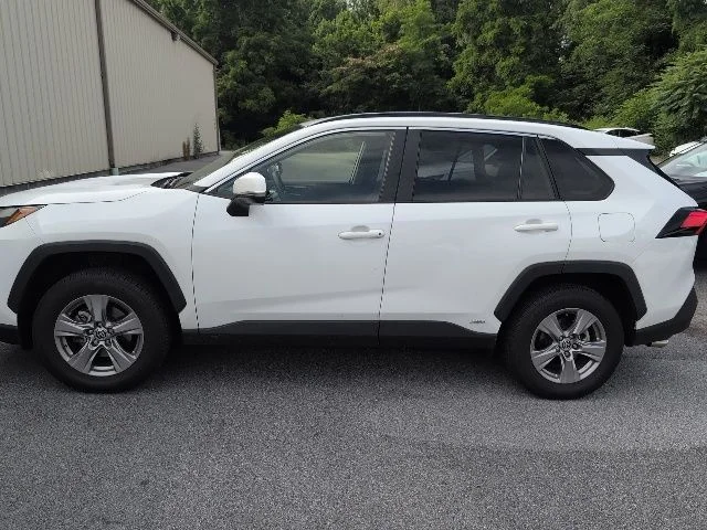 Used 2022 White Toyota XLE image 4