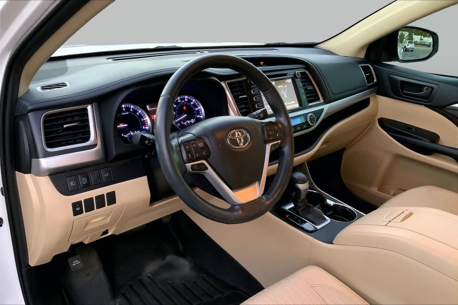 Used 2019 Blizzard Pearl Toyota LE Plus image 15