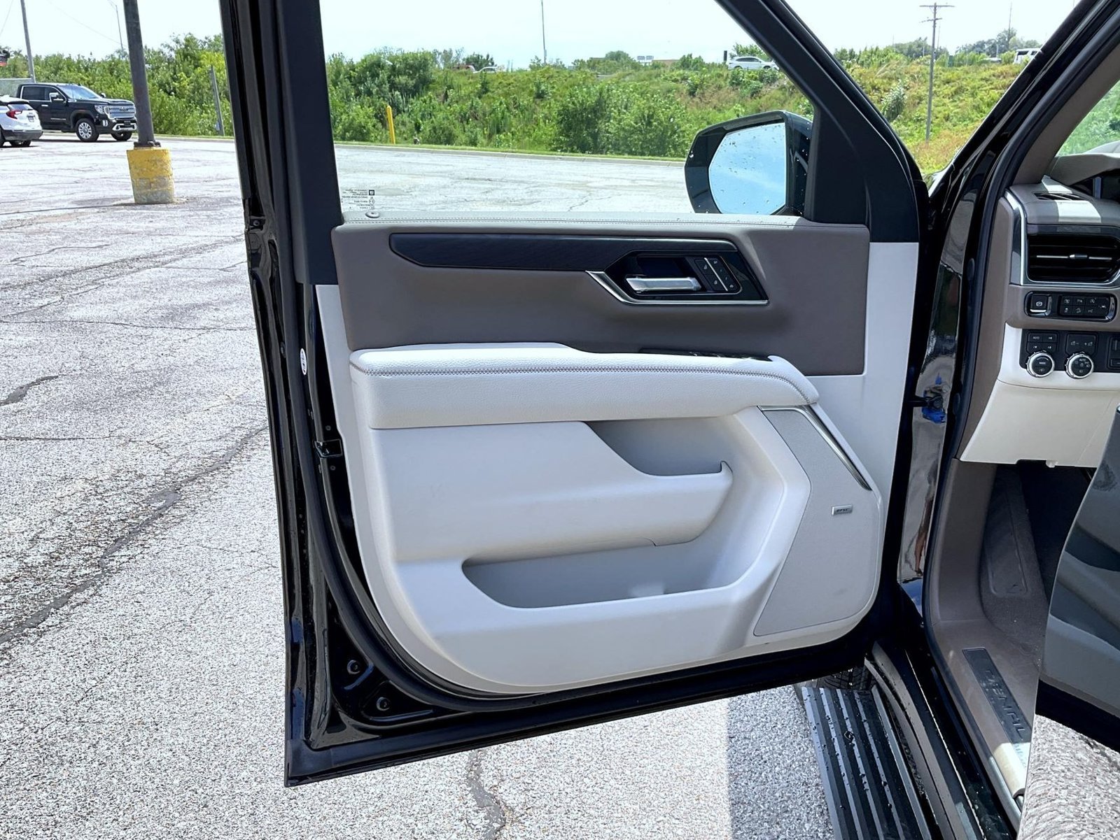 2026 GMC Yukon XL Denali - Photo 9