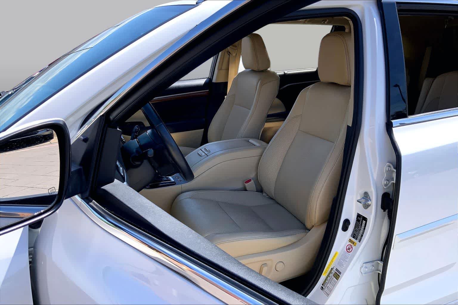 Used 2019 Blizzard Pearl Toyota Limited image 8