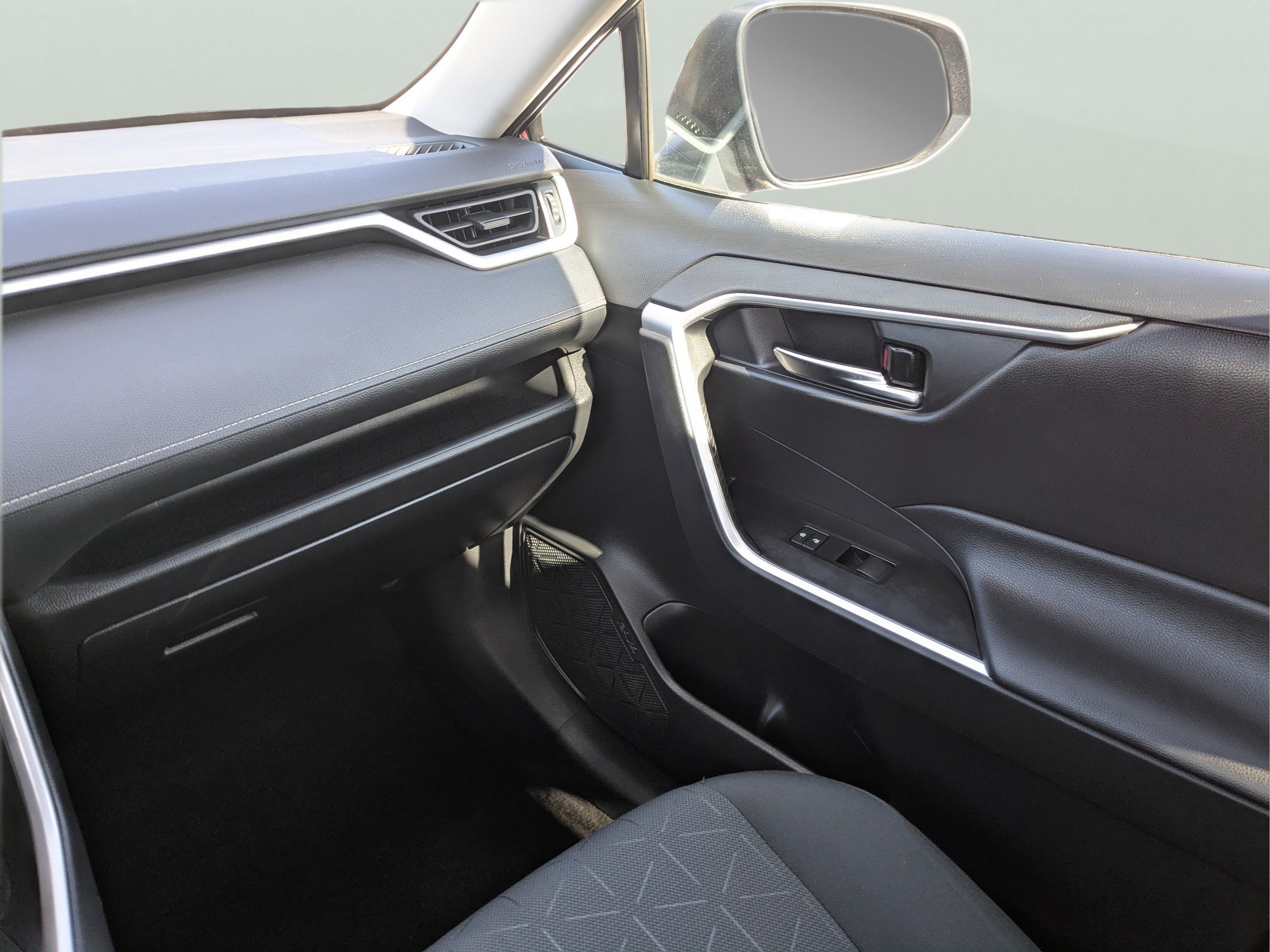 2021 Toyota RAV4 XLE - Photo 18