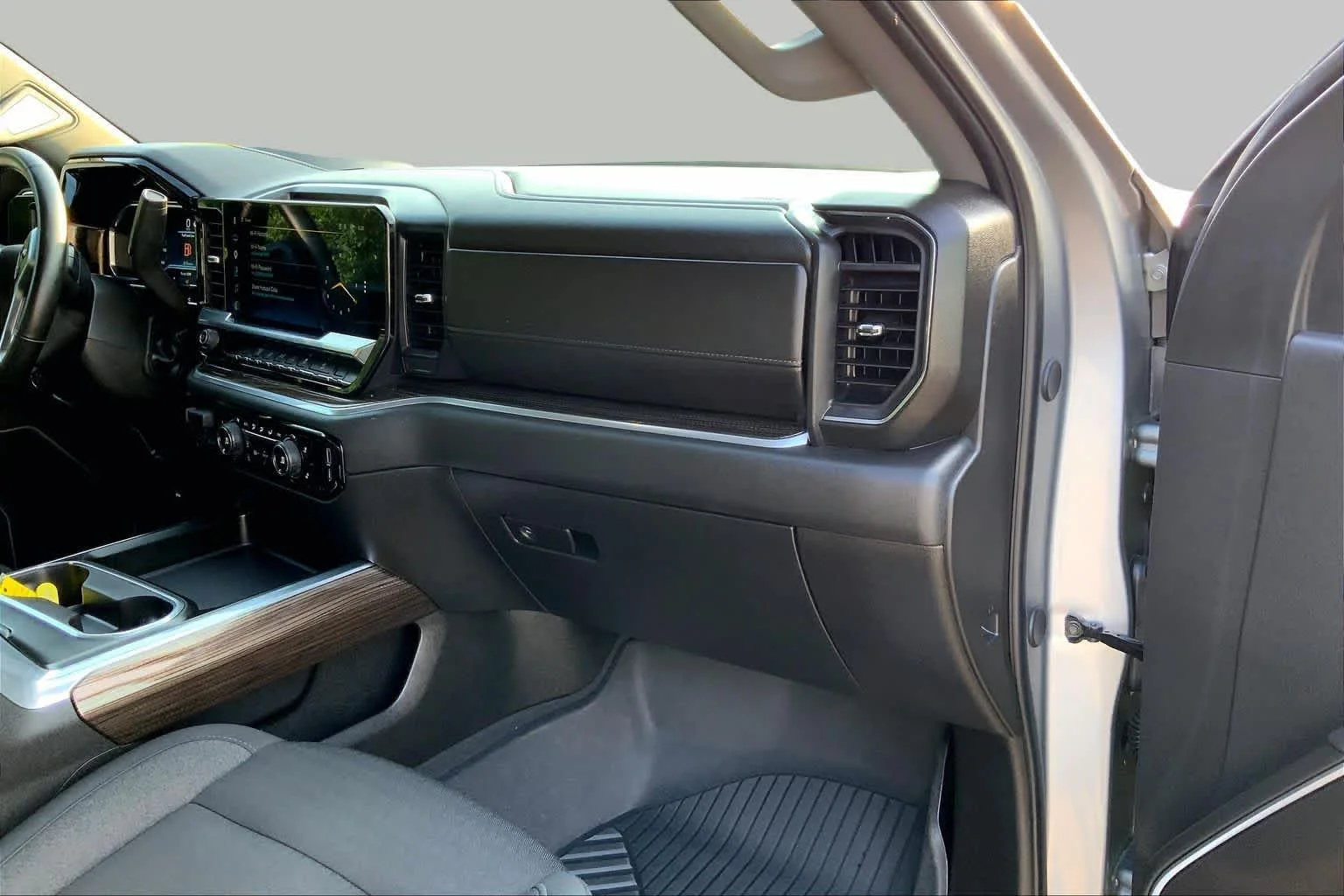Used 2025 Sterling Gray Metallic Chevrolet LT image 18