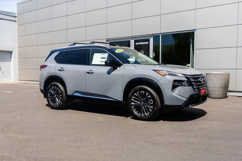 New 2026 Boulder Gray Pearl / Super Black Two-tone Nissan Platinum image 30