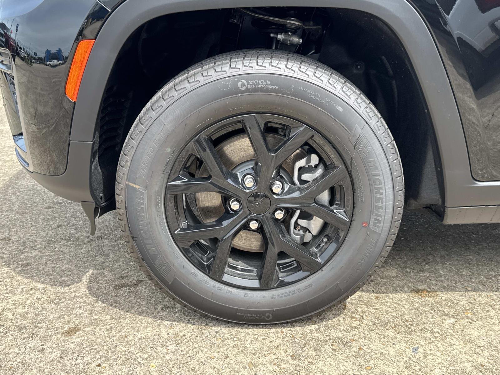 New 2026 Diamond Black Crystal Pearl-Coat Exterior Paint Jeep Laredo Altitude image 3