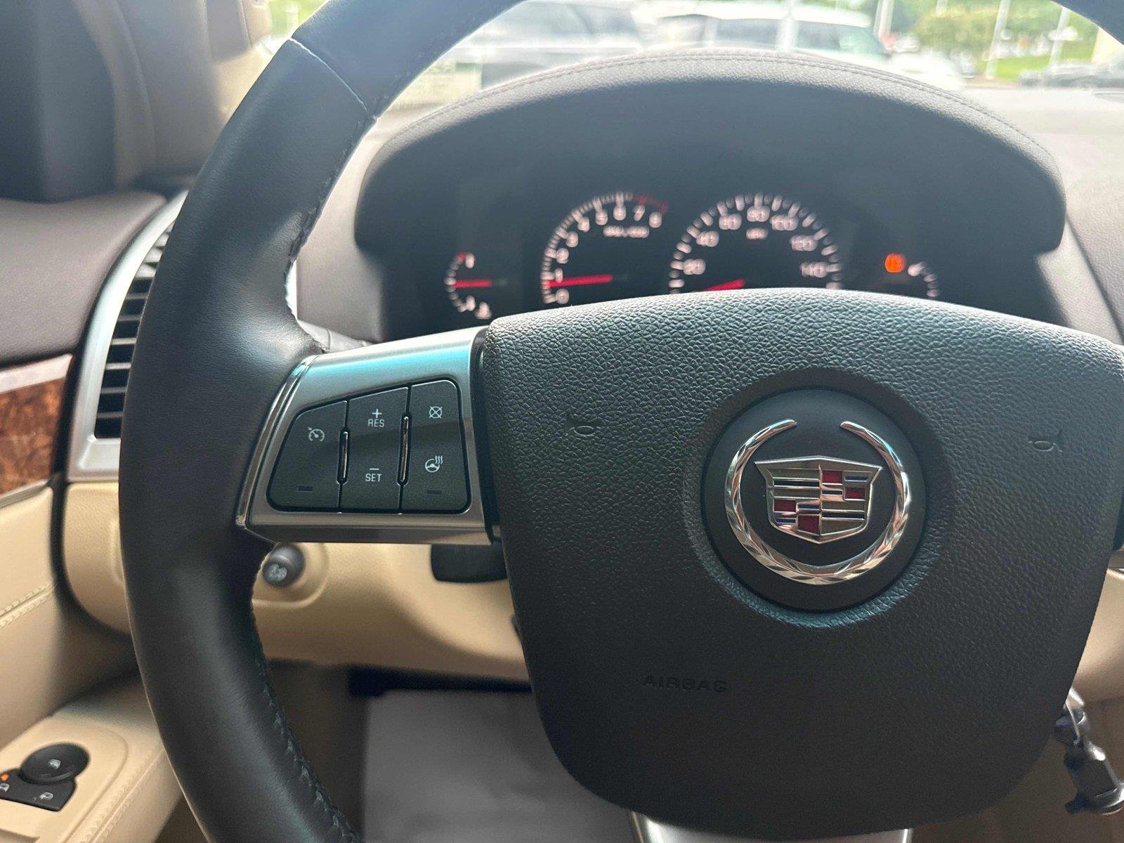 Used 2009 White Diamond Tricoat Cadillac AWD image 18