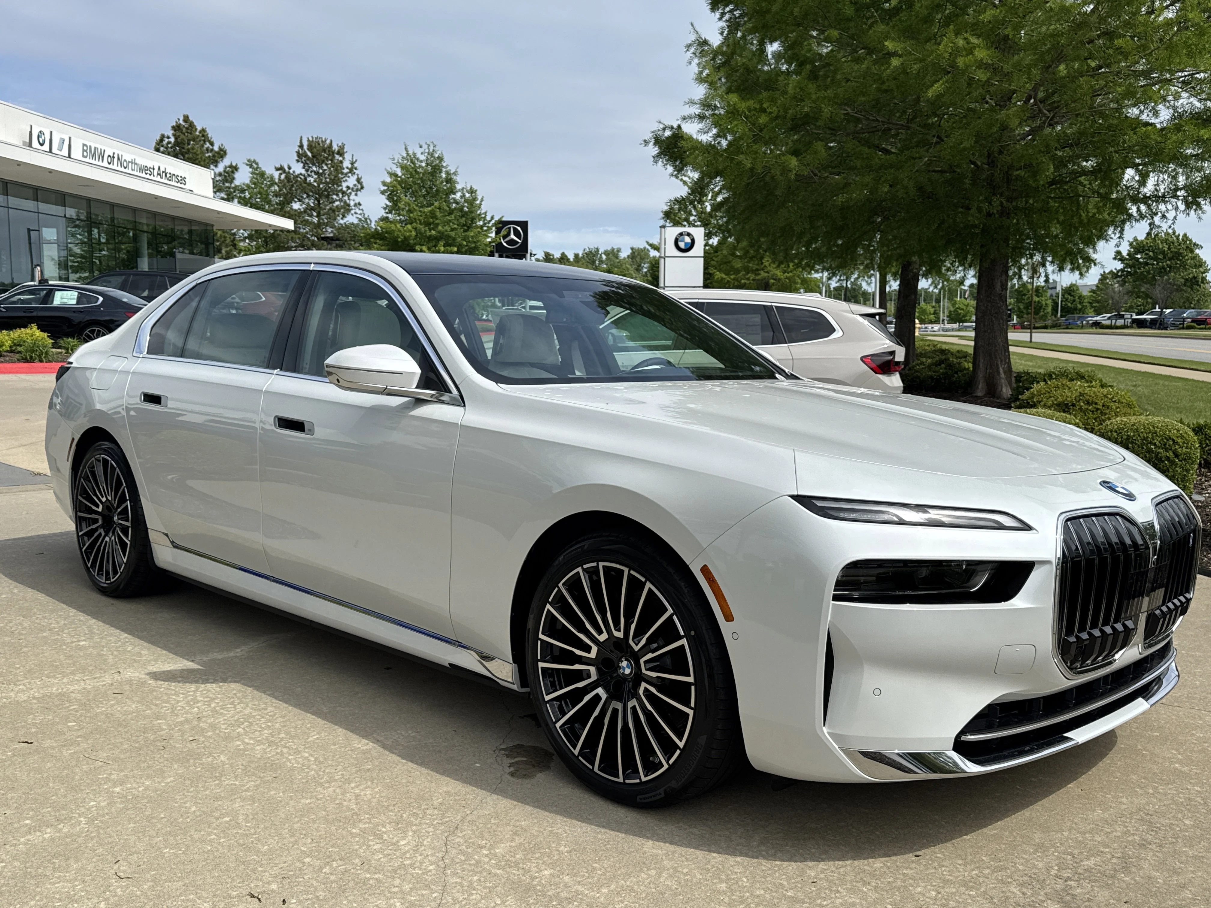 New 2026 MINERAL WHITE BMW xDrive60 image 6