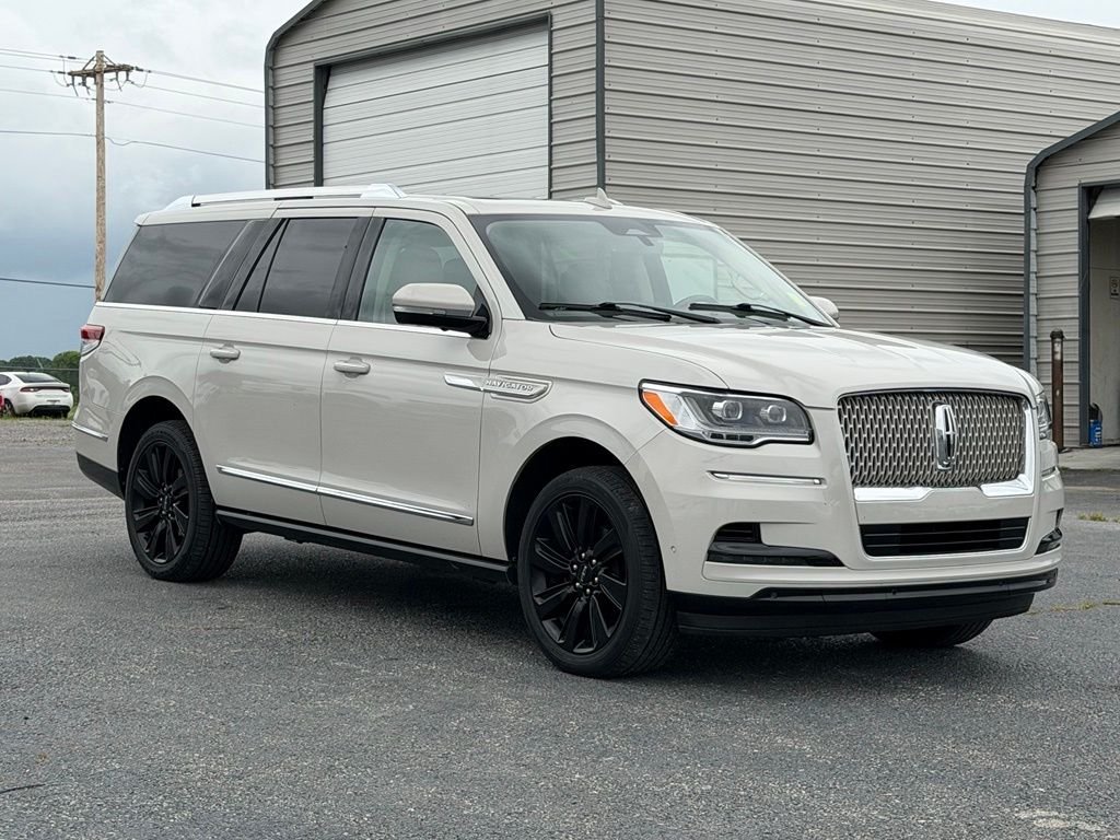 Used 2022 White Lincoln Reserve image 2