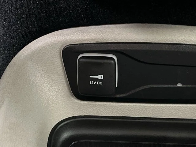 Used 2024 Silver Mist Clearcoat Chrysler Hybrid Select image 24