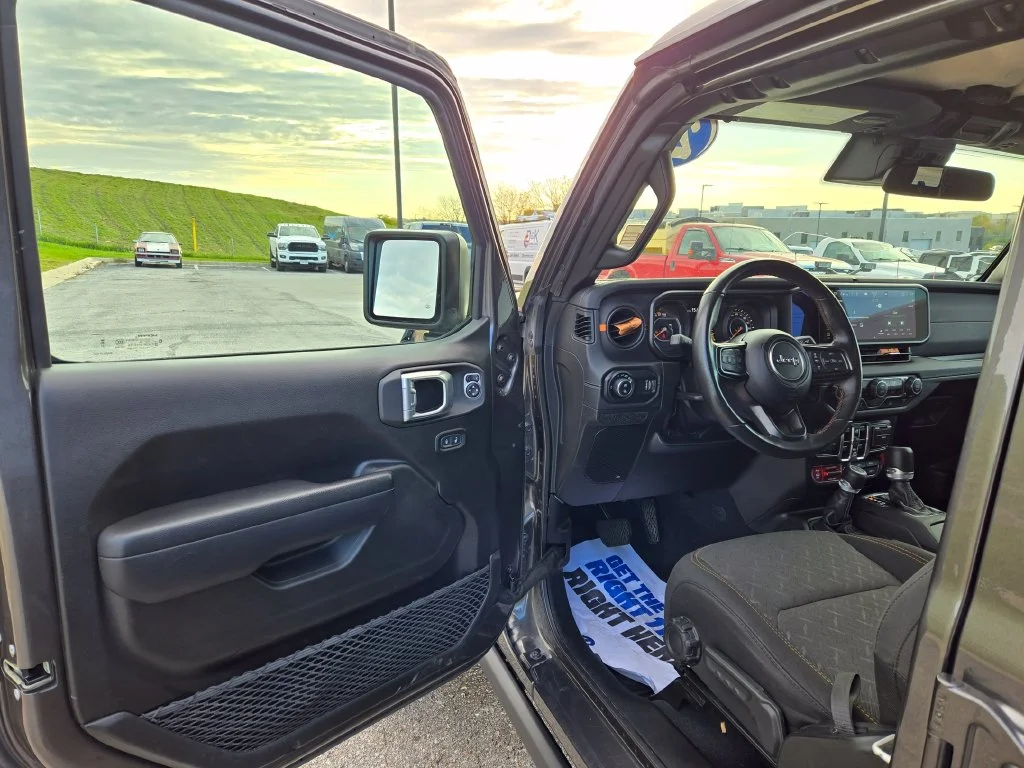 Used 2024 Gray Jeep Mojave image 10