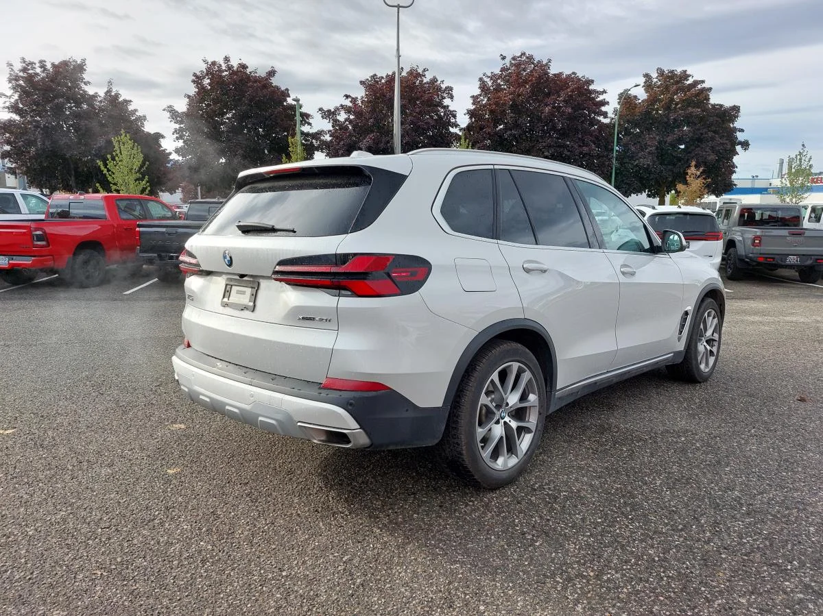 Used 2024 White BMW xDrive40i Sports Activity Vehicle image 6