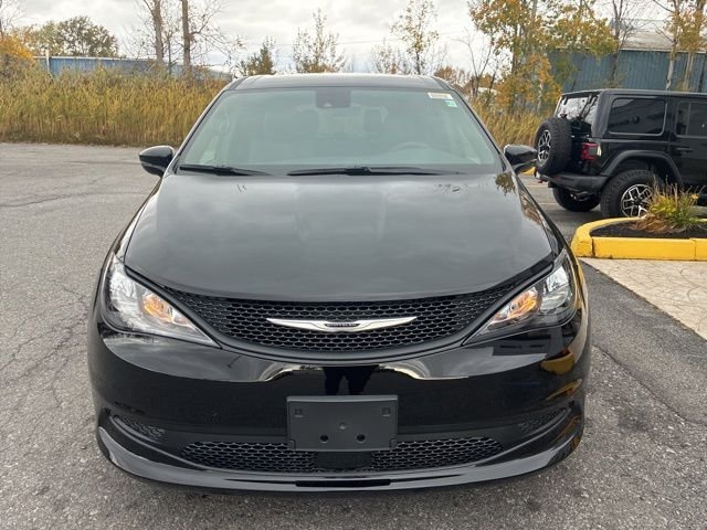 New 2026 Diamond Black Crystal Pearl-Coat Exterior Paint Chrysler LX image 2