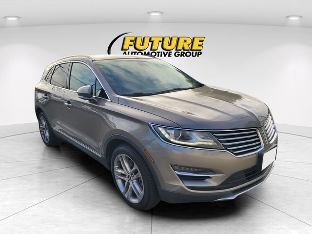 Used 2017 Silver Lincoln Reserve image 1