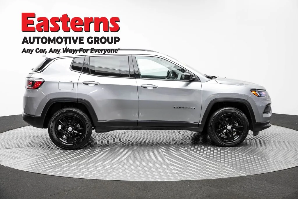 Used 2022 Silver Jeep Latitude image 4