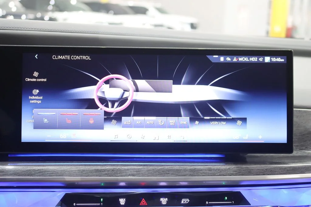 Used 2024 White BMW 760i xDrive image 22