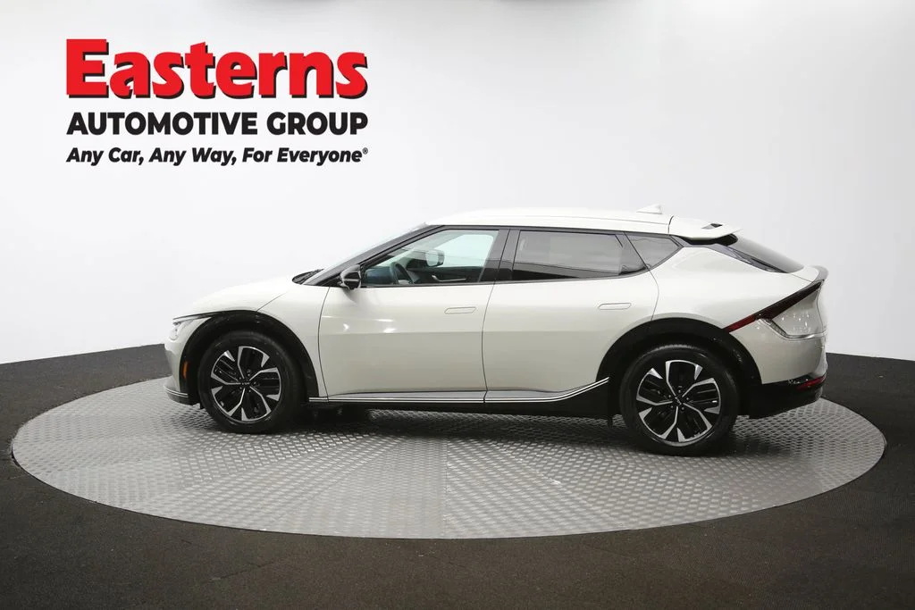 Used 2022 White Kia Wind image 63