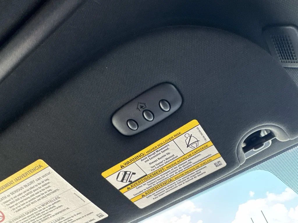 Used 2017 White Lincoln Select image 51