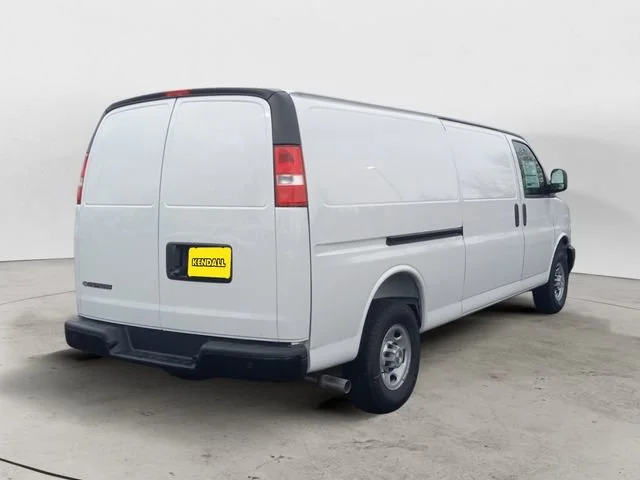 New 2025 Summit White Chevrolet WT image 5