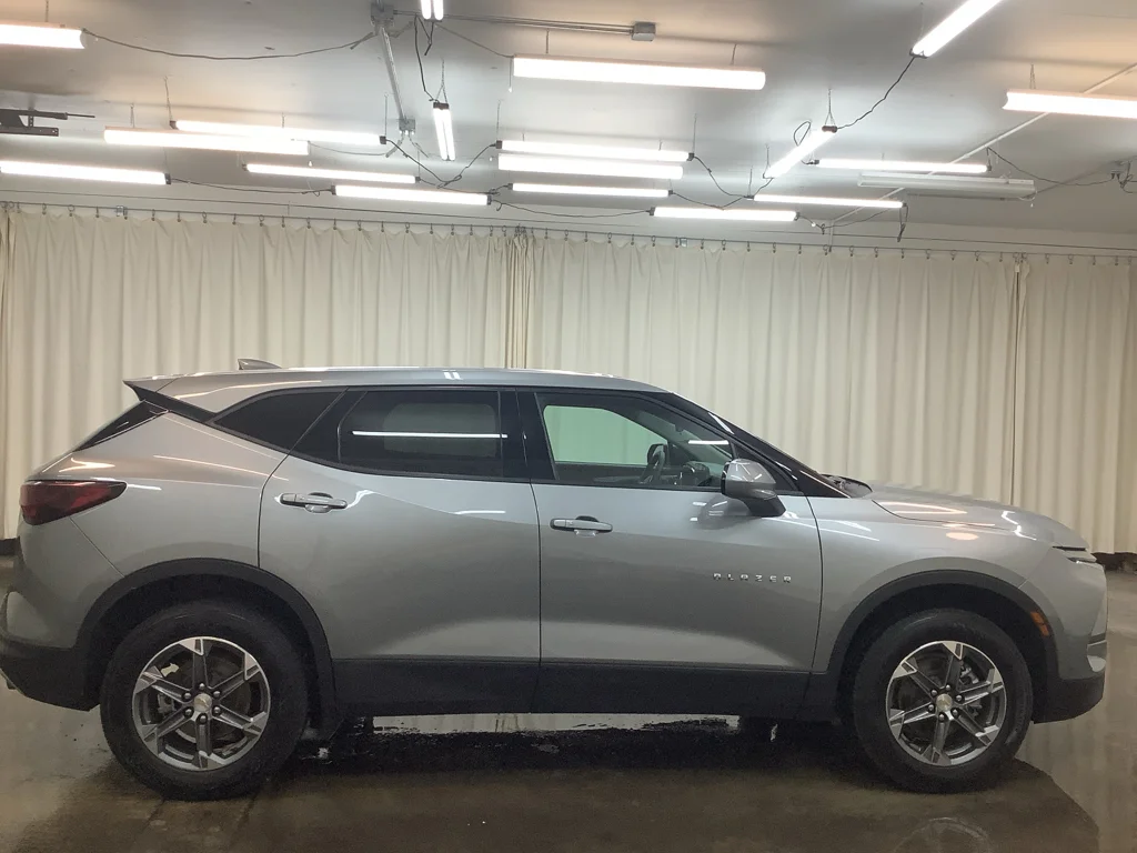 Used 2025 Sterling Gray Metallic Chevrolet LT image 5