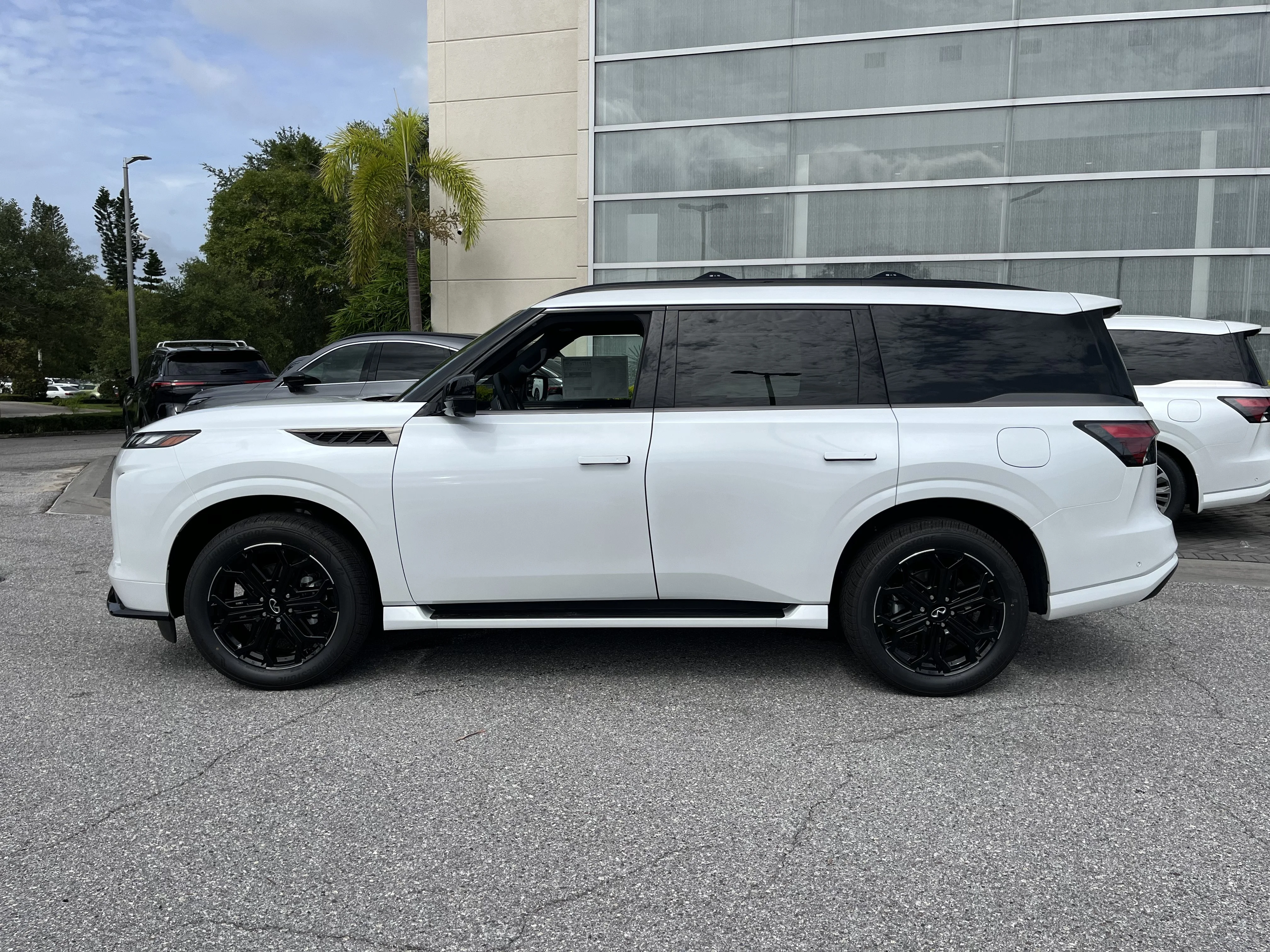 New 2027 Radiant White INFINITI SPORT image 2