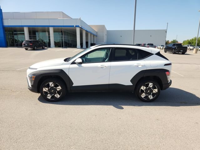 Used 2025 White Hyundai SEL image 4