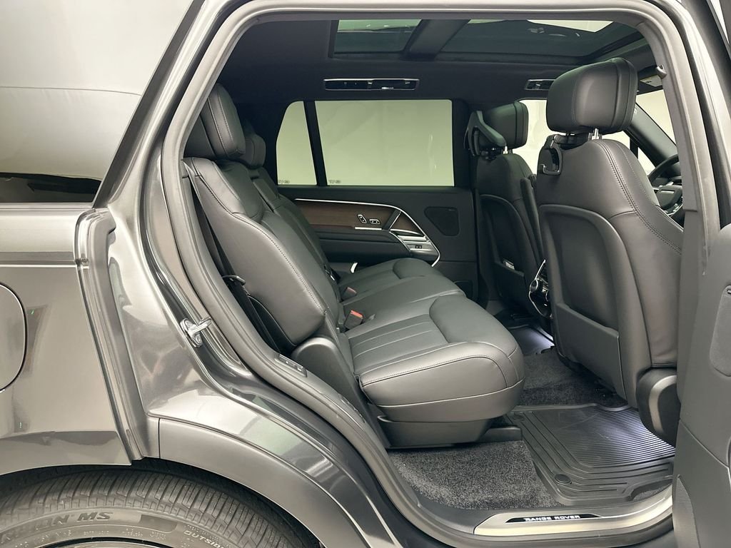 New 2026 Carpathian Gray Premium Metallic Land Rover SE image 7