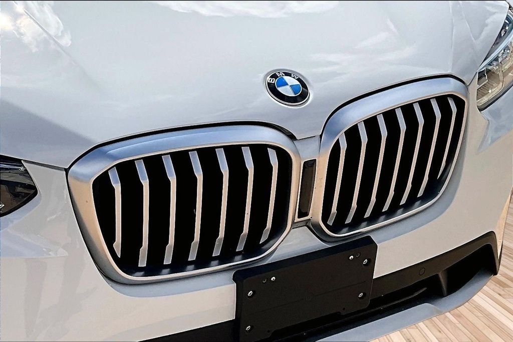 Used 2022 White BMW sDrive30i image 27