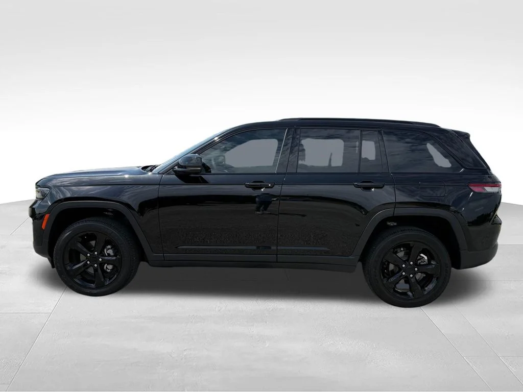 Used 2025  Jeep Altitude X image 2