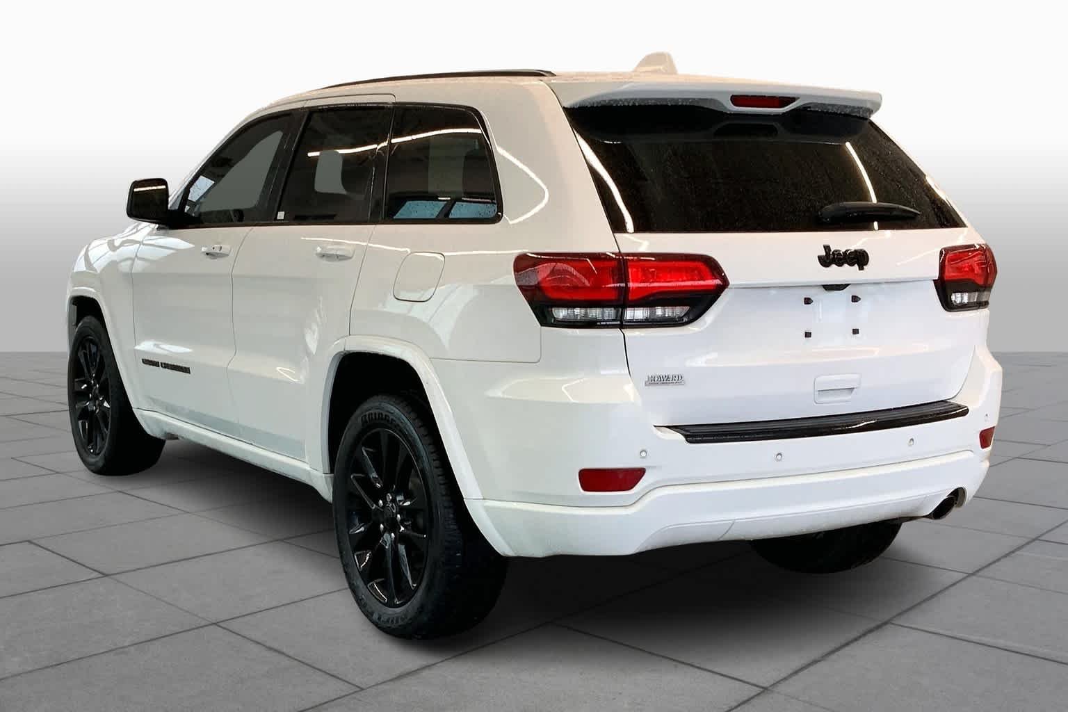Used 2018 Bright White Clearcoat Jeep Altitude image 12
