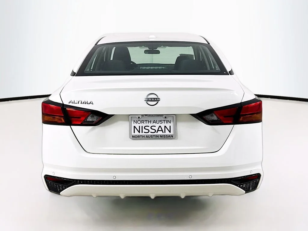 Used 2025 White Nissan 2.5 SV image 6