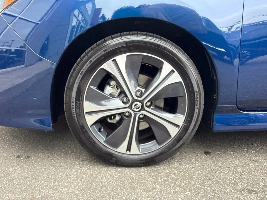 Used 2022 Deep Blue Pearl Nissan SV image 27