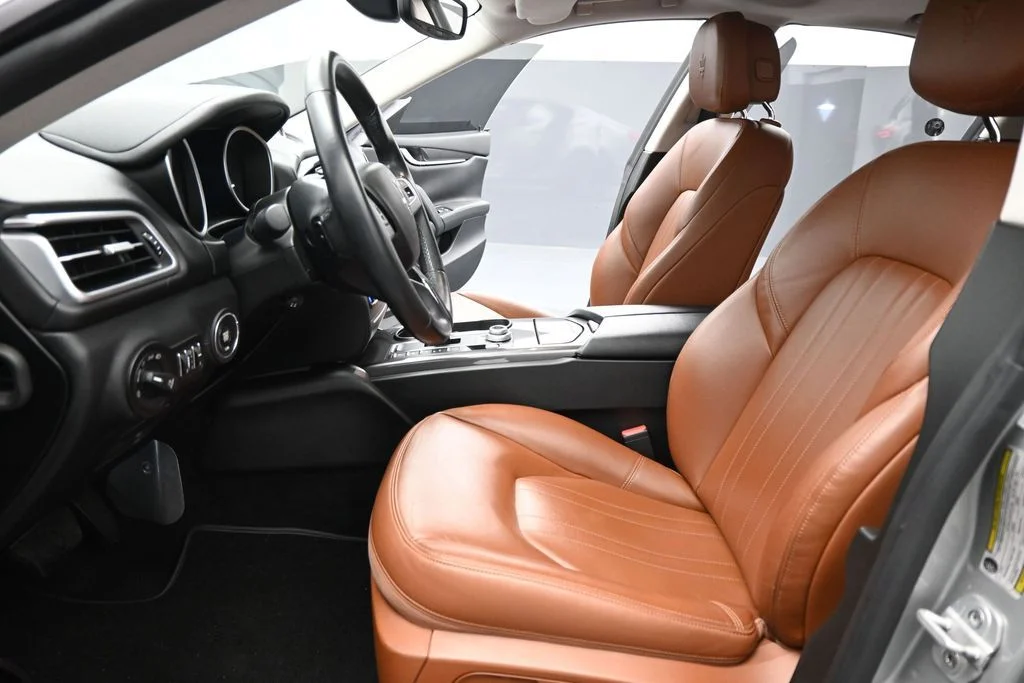Used 2017 Silver Maserati Base image 8