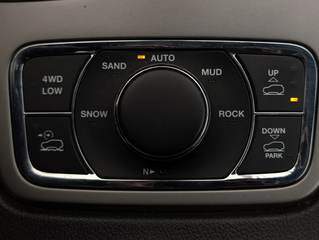 Used 2019 Green Jeep Trailhawk - - 4x4 - 5.7L HEMI V8 - Blind Spot Monitor - Backup Camera & More! image 22