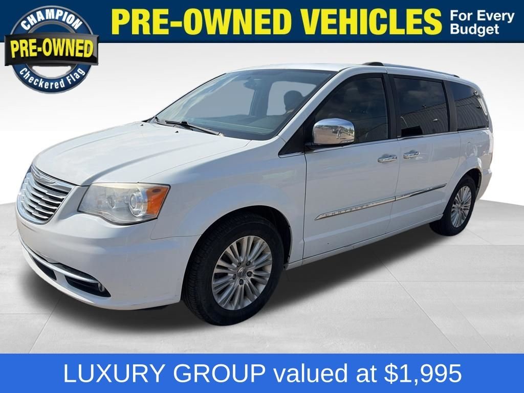 2014 Chrysler Town & Country Limited's photo