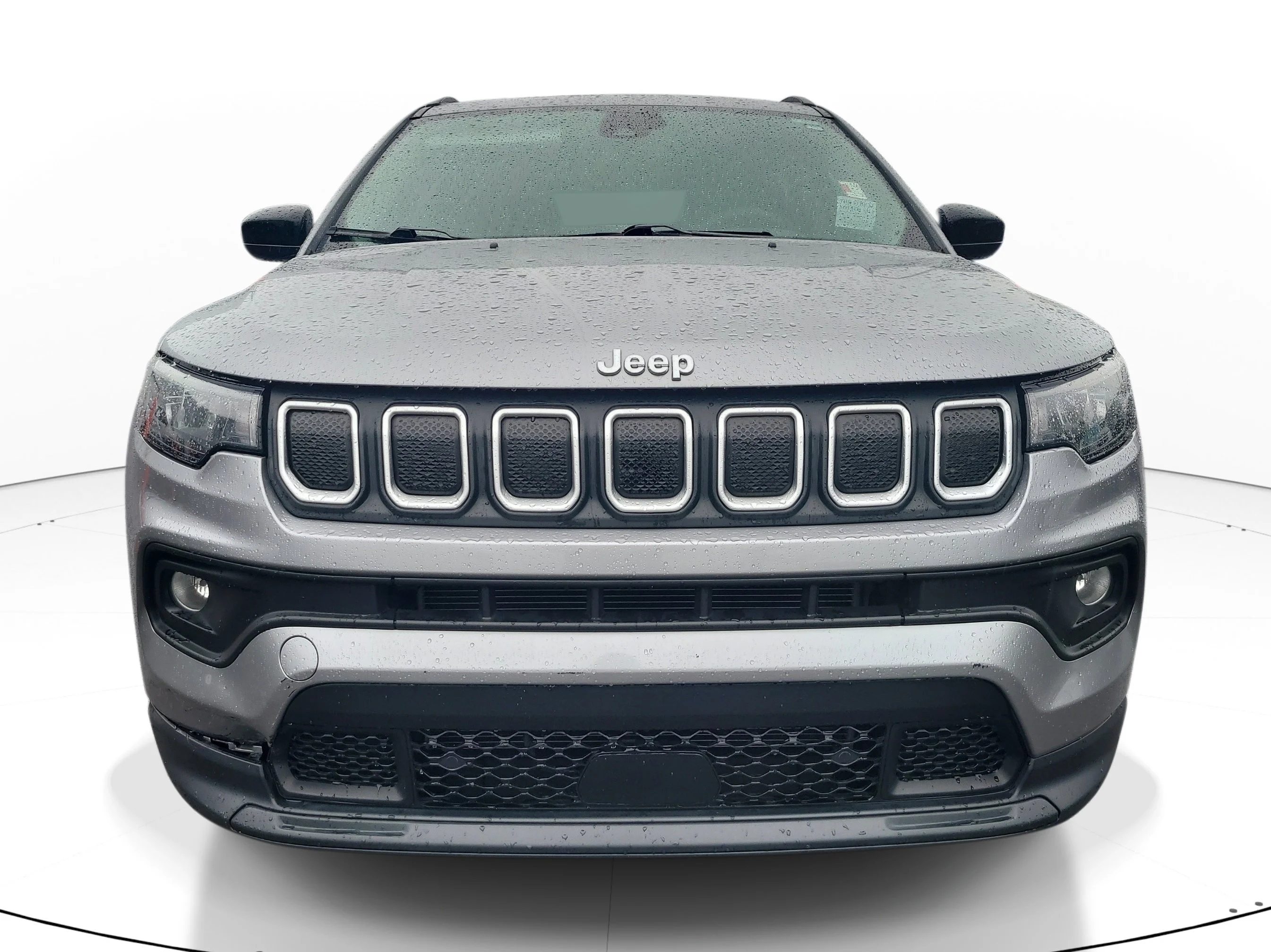 Used 2022 Billet Silver Metallic Clearcoat Jeep Latitude image 2