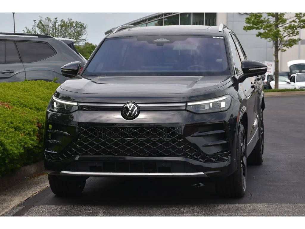 Used 2025 Deep Black Pearl Volkswagen SEL R-Line image 9