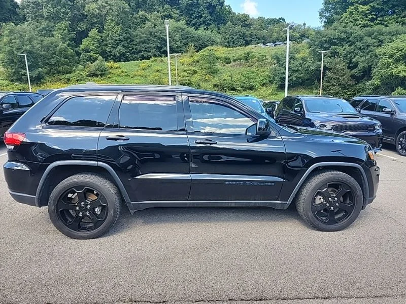 Used 2019 Black Jeep Laredo image 5