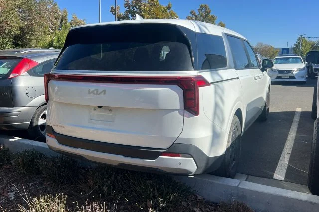 Used 2025 White Kia LXS image 7