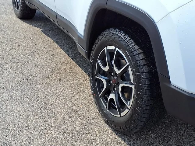 Used 2025  Jeep Trailhawk image 24