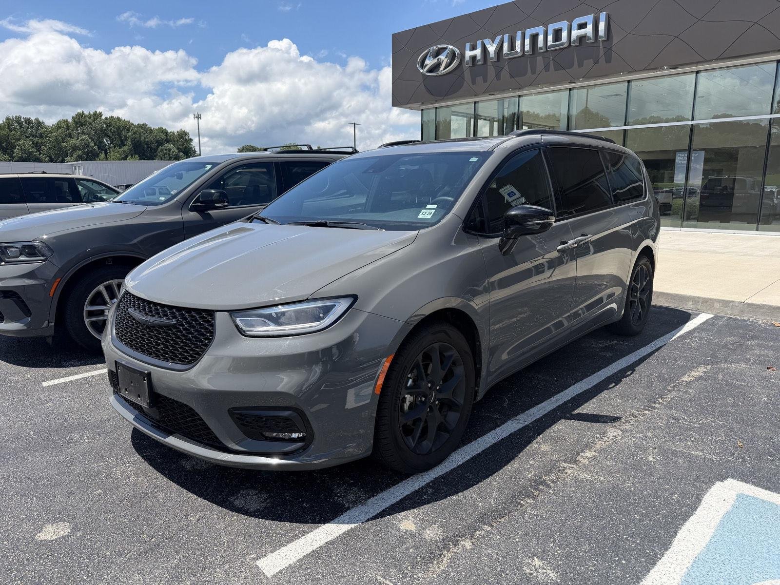 Used 2025 Ceramic Gray Clearcoat Chrysler Limited image 4