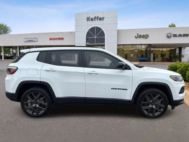 New 2026 White/off-white Jeep Latitude image 6