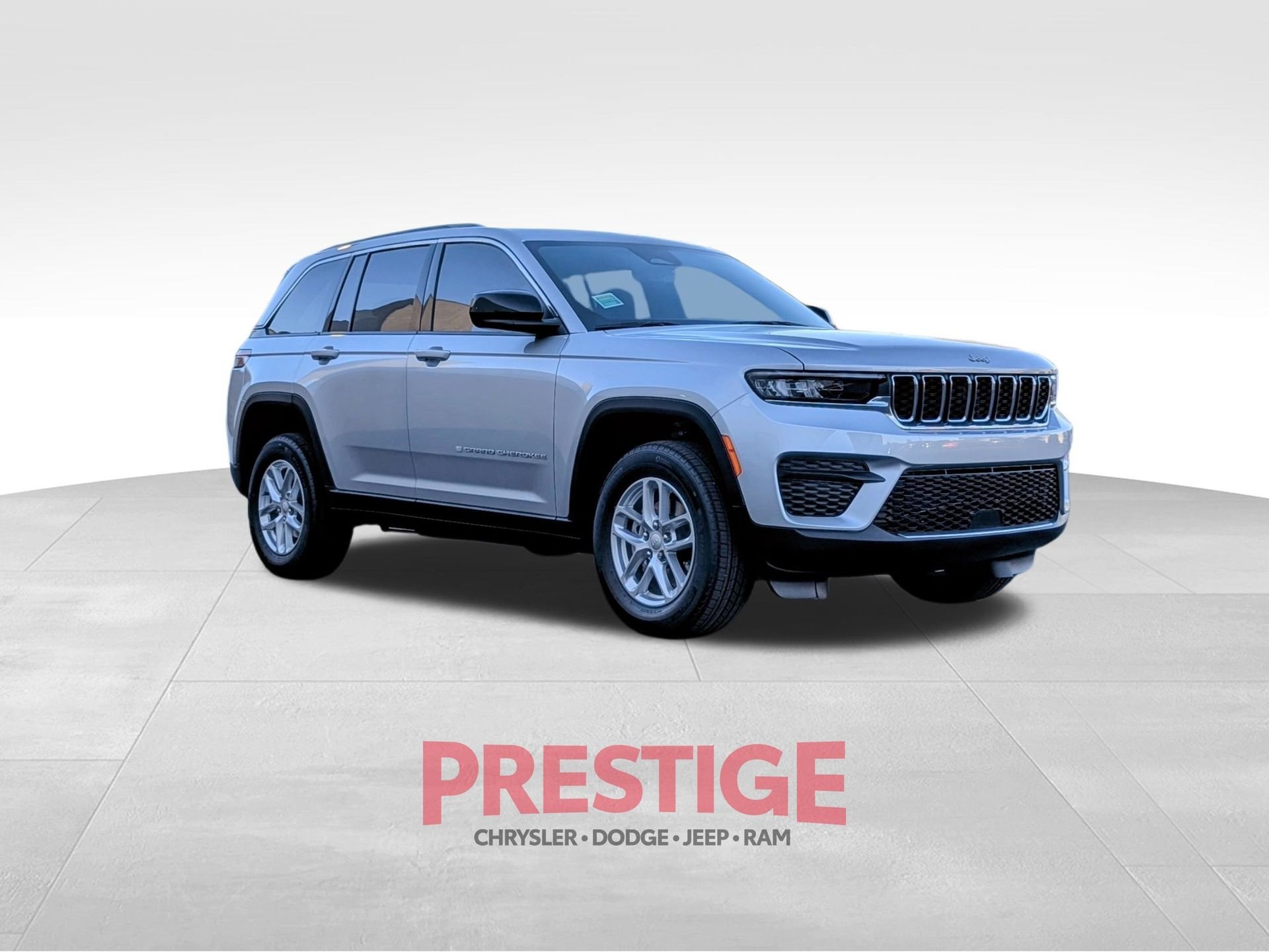 New 2026 Silver Zynith Exterior Paint Jeep Laredo X image 3