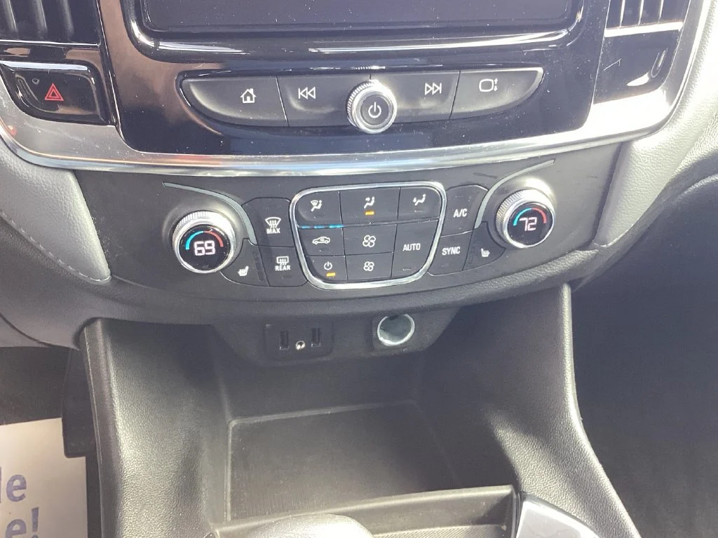 Used 2021 SILVER ICE METALLIC Chevrolet LT Cloth image 28