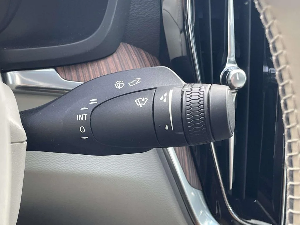Used 2022 Thunder Grey Metallic Volvo R-Design Expression image 13