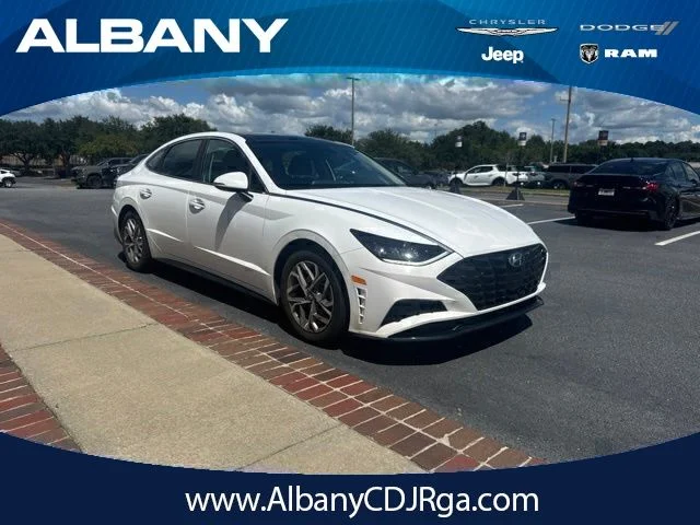 Used 2023 White Hyundai SEL image 1
