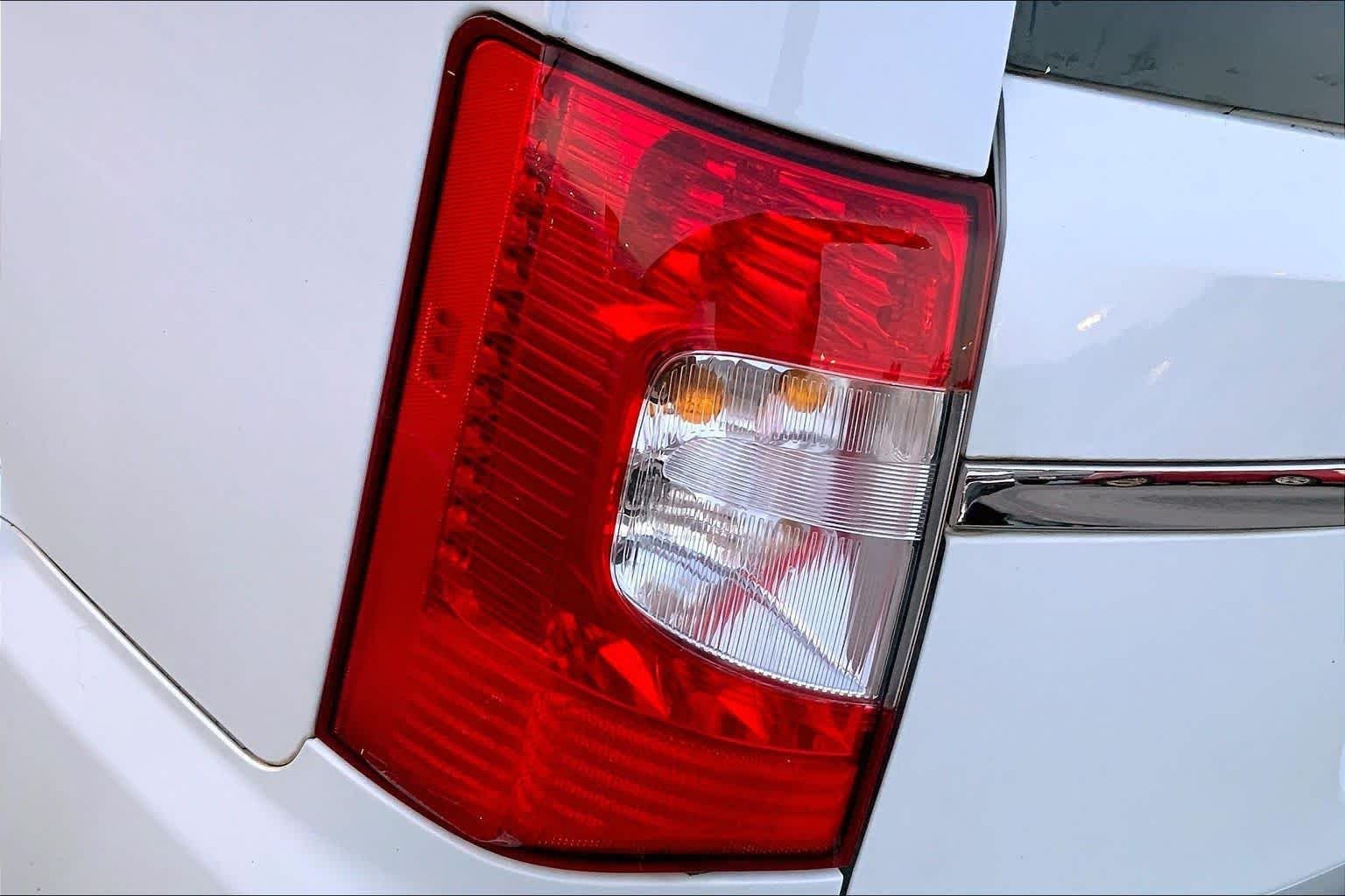 Used 2016 Bright White Clearcoat Chrysler Limited Platinum image 25